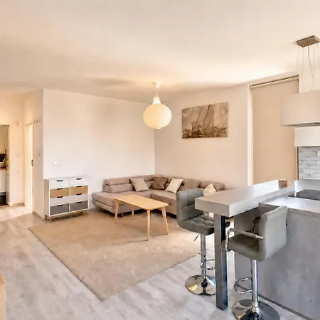 Apartment Modern 2bd With Balcony, Fast Wi-fi & Garage *