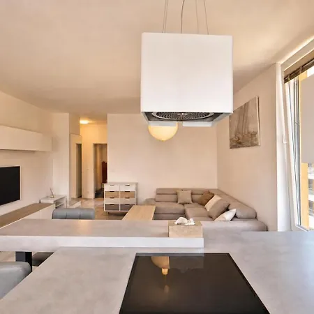 Modern 2bd With Balcony, Fast Wi-fi & Garage Apartment