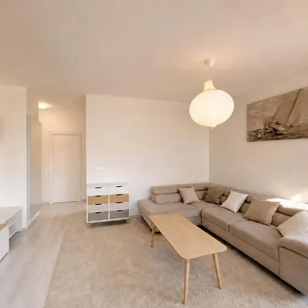 Modern 2bd With Balcony, Fast Wi-fi & Garage Apartment *