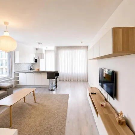 Modern 2bd With Balcony, Fast Wi-fi & Garage Pressburg