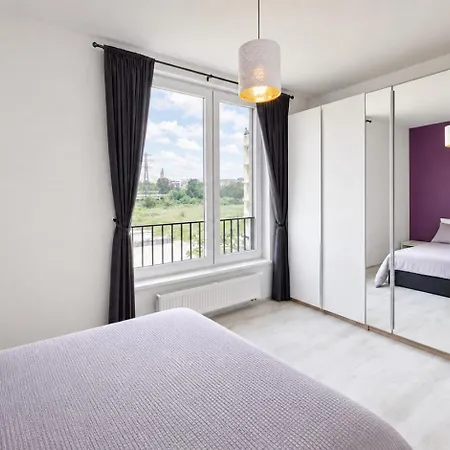 Modern 2bd With Balcony, Fast Wi-fi & Garage Apartment *
