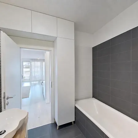 Modern 2bd With Balcony, Fast Wi-fi & Garage * Pressburg