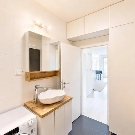 Modern 2bd With Balcony, Fast Wi-fi & Garage * Pressburg