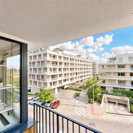 Apartment Modern 2bd With Balcony, Fast Wi-fi & Garage