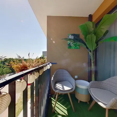 Apartment Modern 2bd With Balcony, Fast Wi-fi & Garage