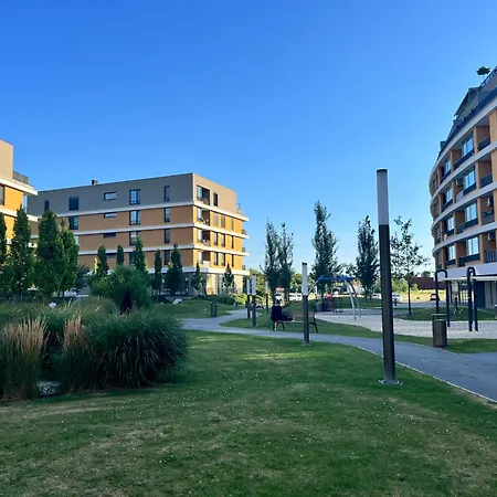 Modern 2bd With Balcony, Fast Wi-fi & Garage Apartment *