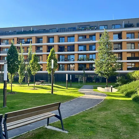 Modern 2bd With Balcony, Fast Wi-fi & Garage Apartment *
